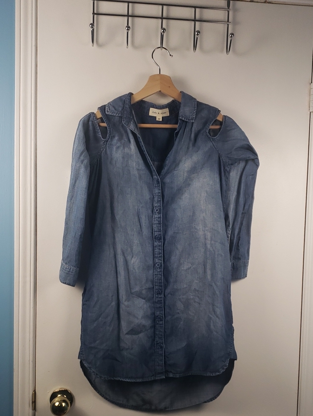 Cloth & Stone cold-shoulder chambray button down shirt Size XS